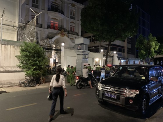Công an thu nhiều vật chứng trong 2 căn nhà của bà Nguyễn Phương Hằng ảnh 3 Công an thu nhiều vật chứng trong 2 căn nhà của bà Nguyễn Phương Hằng ảnh 2