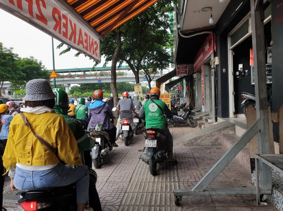 TPHCM: Hàng ngàn phương tiện 'chôn chân' trên đại lộ Phạm Văn Đồng ảnh 7