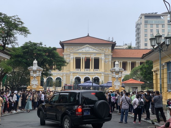 Người dân tới tòa từ sáng sớm để xem phiên xét xử vụ bé gái 8 tuổi tử vong ở TPHCM ảnh 8