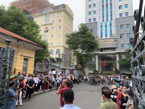 Người dân tới tòa từ sáng sớm để xem phiên xét xử vụ bé gái 8 tuổi tử vong ở TPHCM ảnh 6