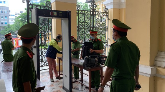 Người dân tới tòa từ sáng sớm để xem phiên xét xử vụ bé gái 8 tuổi tử vong ở TPHCM ảnh 4