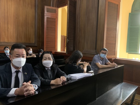 Người dân tới tòa từ sáng sớm để xem phiên xét xử vụ bé gái 8 tuổi tử vong ở TPHCM ảnh 10