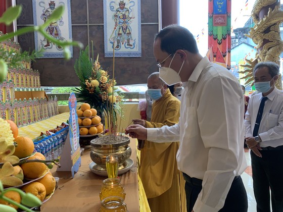 Quận 11 tưởng niệm đồng bào tử vong, cán bộ chiến sĩ hy sinh trong đại dịch Covid-19 ảnh 6