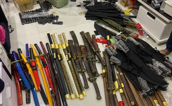 Công an TPHCM triệt phá đường dây buôn bán vũ khí, vật liệu nổ ảnh 2 Công an TPHCM triệt phá đường dây buôn bán vũ khí, vật liệu nổ ảnh 2