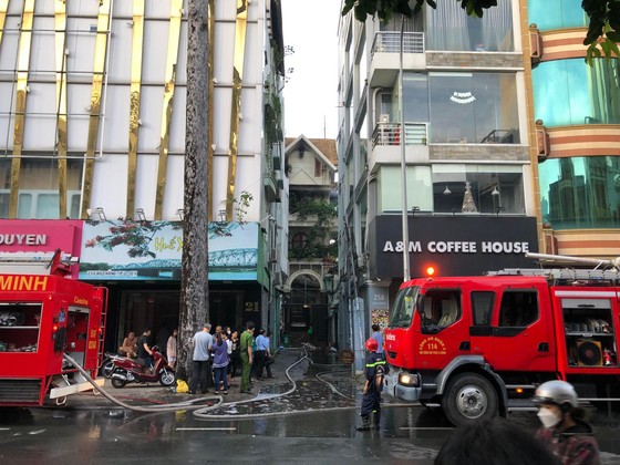 TPHCM: Cháy nhà 4 tầng ở quận 3, 4 người được đưa ra ngoài an toàn ảnh 2 TPHCM: Cháy nhà 4 tầng ở quận 3, 4 người được đưa ra ngoài an toàn ảnh 1