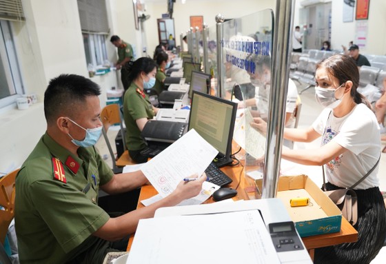 Người dân đổ xô đi làm hộ chiếu mẫu mới, Cục Quản lý xuất nhập cảnh khuyến cáo ảnh 1 Người dân đổ xô đi làm hộ chiếu mẫu mới, Cục Quản lý xuất nhập cảnh khuyến cáo ảnh 1
