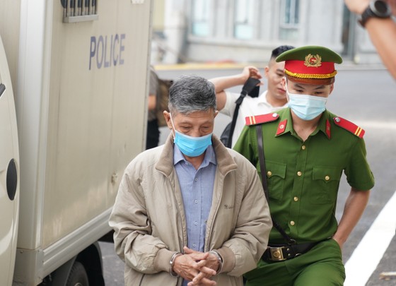 Cựu Thứ trưởng Bộ Y tế Cao Minh Quang được luật sư dìu tới tòa ảnh 4 Cựu Thứ trưởng Bộ Y tế Cao Minh Quang được luật sư dìu tới tòa ảnh 4