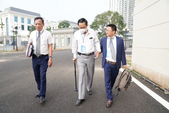 Cựu Thứ trưởng Bộ Y tế Cao Minh Quang được luật sư dìu tới tòa ảnh 2 Cựu Thứ trưởng Bộ Y tế Cao Minh Quang được luật sư dìu tới tòa ảnh 2