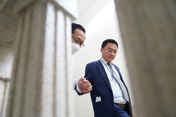 Cựu Thứ trưởng Bộ Y tế Cao Minh Quang được luật sư dìu tới tòa ảnh 3 Cựu Thứ trưởng Bộ Y tế Cao Minh Quang được luật sư dìu tới tòa ảnh 3