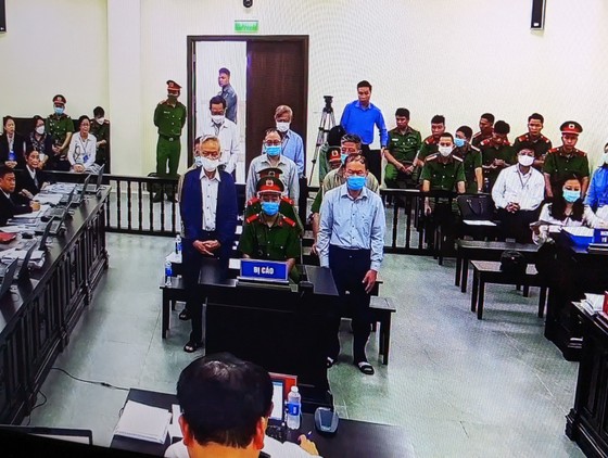 Cựu Thứ trưởng Bộ Y tế Cao Minh Quang được luật sư dìu tới tòa ảnh 1 Cựu Thứ trưởng Bộ Y tế Cao Minh Quang được luật sư dìu tới tòa ảnh 1