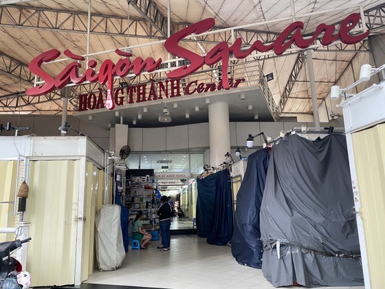 Quản lý thị trường đột kích Saigon Square, tiểu thương đóng cửa tháo chạy ảnh 5 Quản lý thị trường đột kích Saigon Square, tiểu thương đóng cửa tháo chạy ảnh 4
