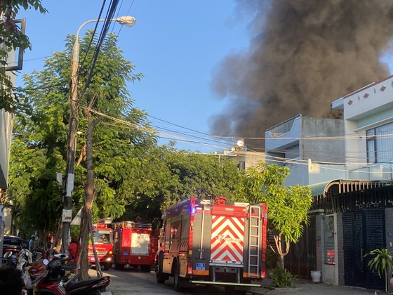 Cháy lớn tại kho bãi Công ty Cổ phần Vật tư vận tải xây lắp Điện lực Miền Trung ảnh 2 Cháy lớn tại kho bãi Công ty Cổ phần Vật tư vận tải xây lắp Điện lực Miền Trung ảnh 1