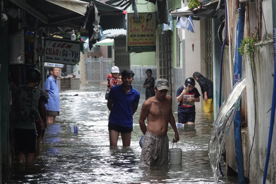Một số khu vực Đà Nẵng vẫn còn ngập sâu ảnh 4