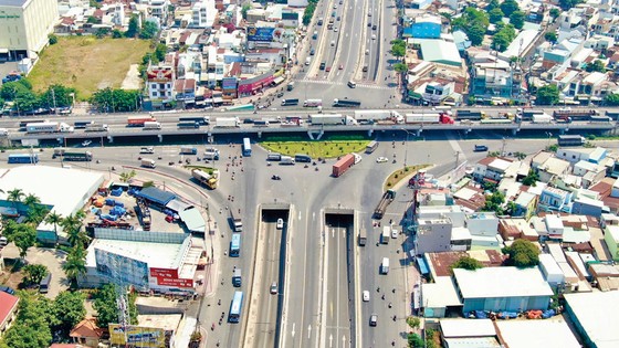 Tìm kế sách phát triển phía Tây TPHCM: Bắt đầu từ các trục giao thông ảnh 1 Tìm kế sách phát triển phía Tây TPHCM: Bắt đầu từ các trục giao thông ảnh 1