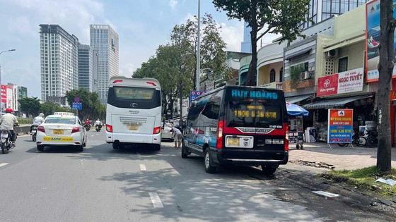 Xe khách tuyến cố định chạy… không cố định ảnh 1