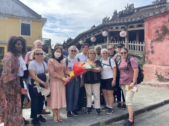 Đoàn khách Mỹ đầu tiên đến Hội An sau khi mở cửa du lịch ảnh 1