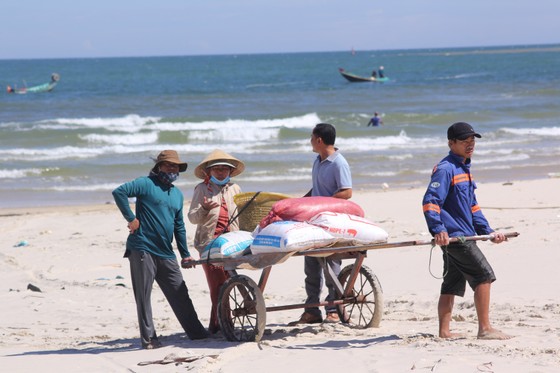 Ngư dân rẽ sóng “săn” hàng tấn ruốc biển mỗi ngày ảnh 13 Ngư dân rẽ sóng 'săn' hàng tấn ruốc biển mỗi ngày ảnh 12