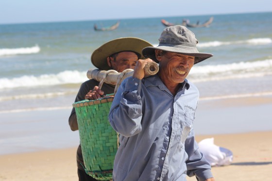 Ngư dân rẽ sóng “săn” hàng tấn ruốc biển mỗi ngày ảnh 10 Ngư dân rẽ sóng 'săn' hàng tấn ruốc biển mỗi ngày ảnh 9