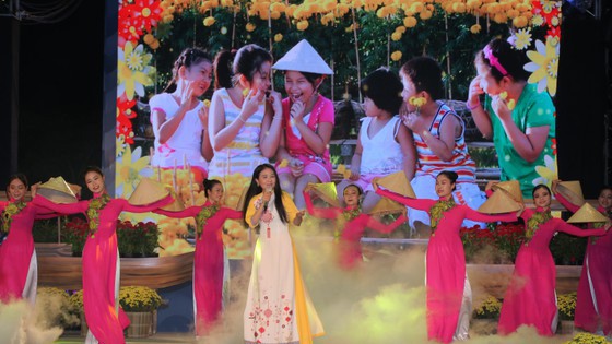 Khai mạc chợ hoa xuân “Trên bến dưới thuyền” Tết Nhâm Dần 2022 ảnh 1 Khai mạc chợ hoa xuân 'Trên bến dưới thuyền' Tết Nhâm Dần 2022 ảnh 1