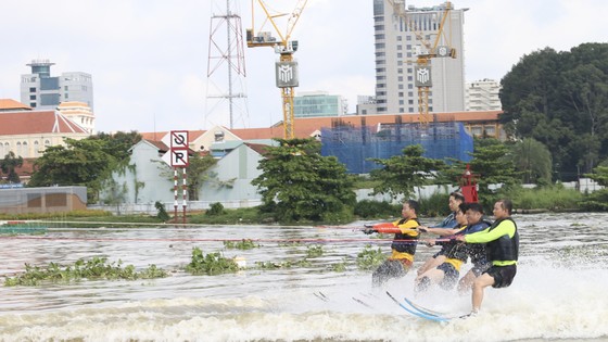 TPHCM: Khinh khí cầu kéo đại kỳ mừng ngày Quốc khánh 2-9 ảnh 16 TPHCM: Khinh khí cầu kéo đại kỳ mừng ngày Quốc khánh 2-9 ảnh 16