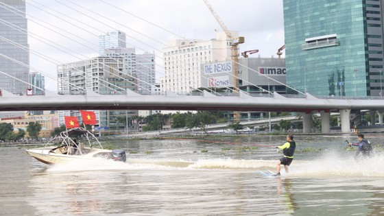 TPHCM: Khinh khí cầu kéo đại kỳ mừng ngày Quốc khánh 2-9 ảnh 17 TPHCM: Khinh khí cầu kéo đại kỳ mừng ngày Quốc khánh 2-9 ảnh 17