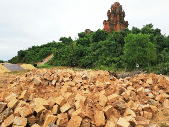 Xây dựng phản cảm, xâm hại di tích tháp cổ gần 1.000 năm tuổi ảnh 7