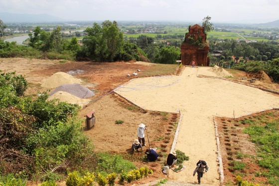 Xây dựng phản cảm, xâm hại di tích tháp cổ gần 1.000 năm tuổi ảnh 2