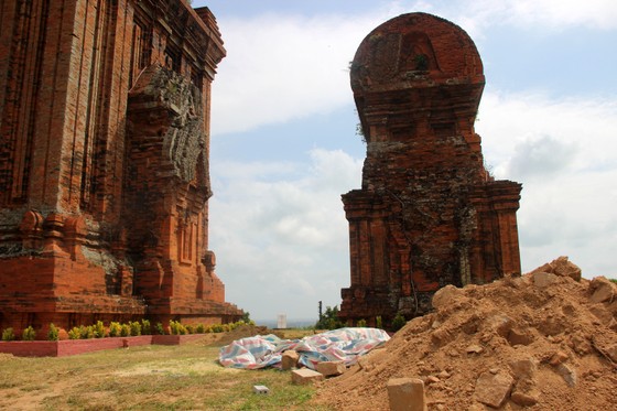 Xây dựng phản cảm, xâm hại di tích tháp cổ gần 1.000 năm tuổi ảnh 4