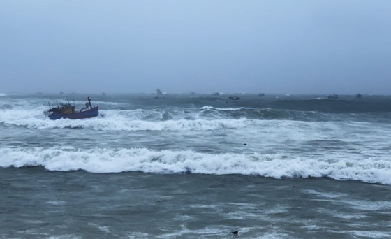 Mưa lớn, lốc xoáy gây thiệt hại nặng nề ven biển Phú Yên, Bình Định ảnh 1
