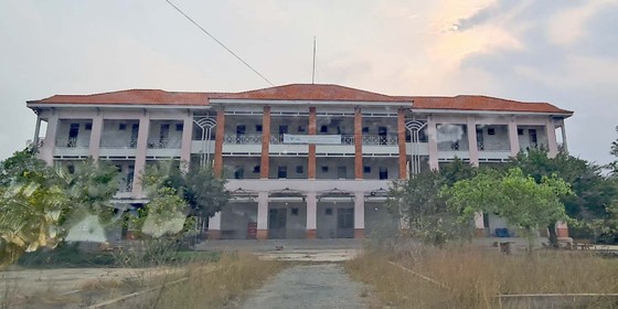 Lâm viên thanh niên hoang tàn, đầy rác thải y tế ảnh 2 Lâm viên thanh niên hoang tàn, đầy rác thải y tế ảnh 1