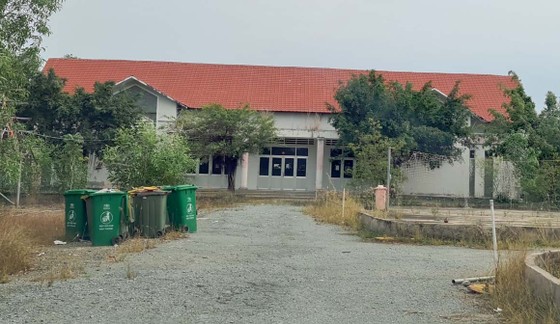 Lâm viên thanh niên hoang tàn, đầy rác thải y tế ảnh 10 Lâm viên thanh niên hoang tàn, đầy rác thải y tế ảnh 9