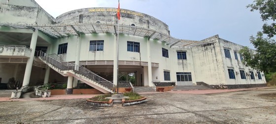 Lâm viên thanh niên hoang tàn, đầy rác thải y tế ảnh 3 Lâm viên thanh niên hoang tàn, đầy rác thải y tế ảnh 2