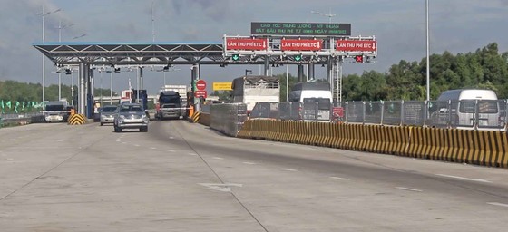 Cao tốc Trung Lương - Mỹ Thuận ngày đầu thu phí, nhiều xe quay đầu trở lại Quốc lộ 1 ảnh 3 Cao tốc Trung Lương - Mỹ Thuận ngày đầu thu phí, nhiều xe quay đầu trở lại Quốc lộ 1 ảnh 3