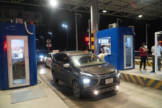 Cao tốc Trung Lương - Mỹ Thuận ngày đầu thu phí, nhiều xe quay đầu trở lại Quốc lộ 1 ảnh 1 Cao tốc Trung Lương - Mỹ Thuận ngày đầu thu phí, nhiều xe quay đầu trở lại Quốc lộ 1 ảnh 1