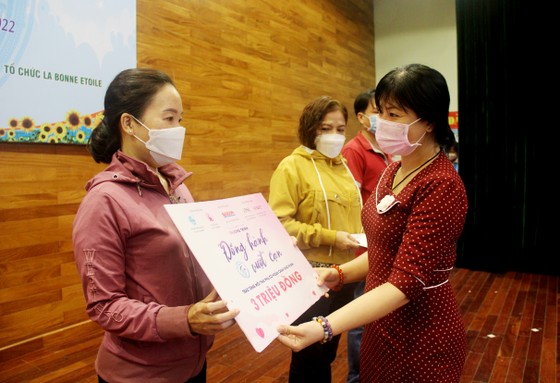 Trao 18 phần quà đến thai phụ khó khăn tại quận 7 ảnh 2 Trao 18 phần quà đến thai phụ khó khăn tại quận 7 ảnh 2