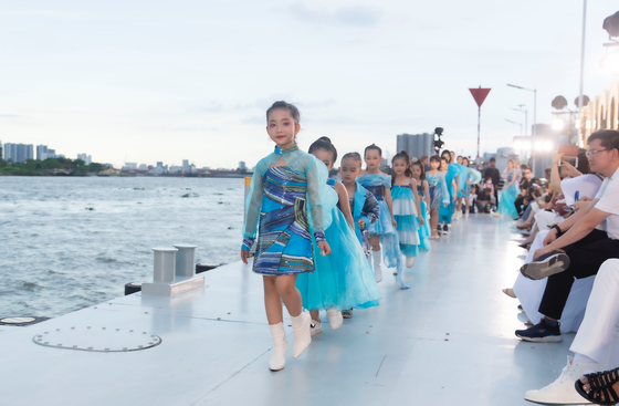 100 người mẫu trình diễn catwalk trên Bến Bạch Đằng ảnh 5
