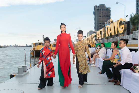 100 người mẫu trình diễn catwalk trên Bến Bạch Đằng ảnh 3