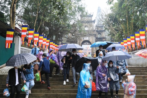 Gần 4.000 du khách trảy hội Chùa Hương trong mưa lạnh ảnh 4 Gần 4.000 du khách trảy hội Chùa Hương trong mưa lạnh ảnh 3