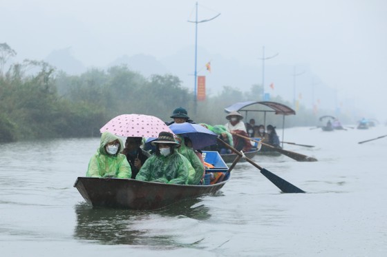 Gần 4.000 du khách trảy hội Chùa Hương trong mưa lạnh ảnh 1