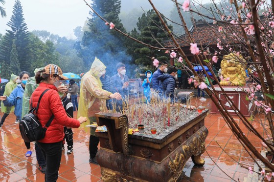 Gần 4.000 du khách trảy hội Chùa Hương trong mưa lạnh ảnh 3 Gần 4.000 du khách trảy hội Chùa Hương trong mưa lạnh ảnh 2