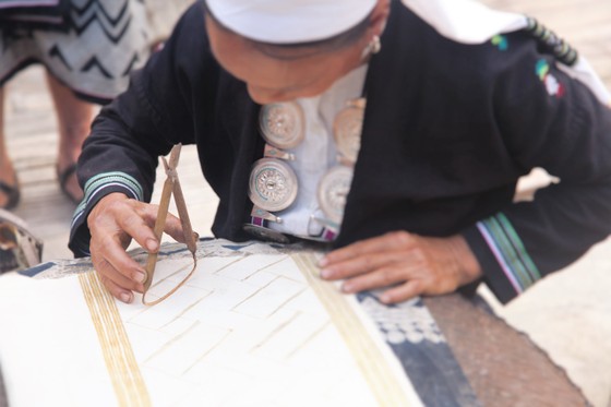 Khám phá kỹ thuật in sáp ong khoái độc đáo của người dân Hoài Khao - Cao Bằng ảnh 4