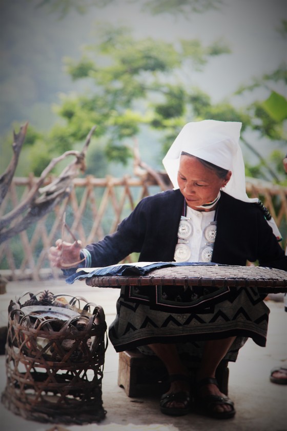 Khám phá kỹ thuật in sáp ong khoái độc đáo của người dân Hoài Khao - Cao Bằng ảnh 7 Khám phá kỹ thuật in sáp ong khoái độc đáo của người dân Hoài Khao - Cao Bằng ảnh 7