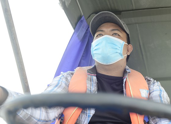 Dân thương hồ giữa vòng vây xăng dầu ảnh 4