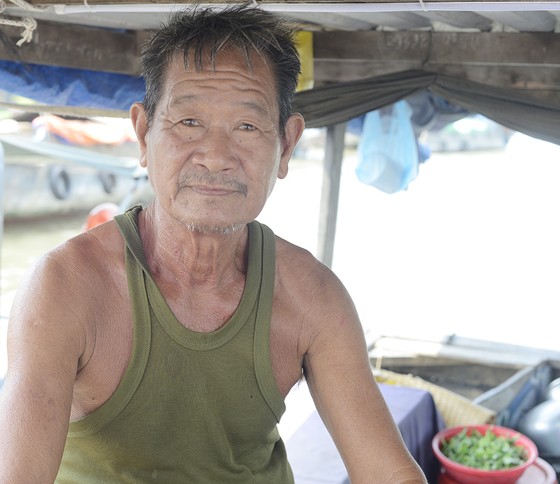 Dân thương hồ giữa vòng vây xăng dầu ảnh 1