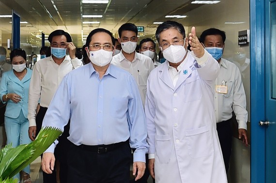 Thủ tướng Phạm Minh Chính đến thăm, làm việc, kiểm tra công tác khám, chữa bệnh và phương án kiểm soát dịch Covid-19 của Bệnh viện Đại học Y Dược TPHCM, chiều 13-5-2021. Ảnh: VIẾT CHUNG