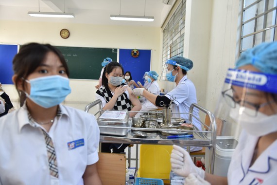Tiêm vaccine cho học sinh tại Hà Nội. Ảnh: VIẾT CHUNG