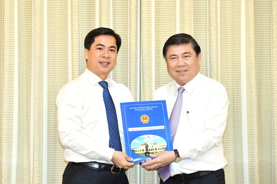 Chủ tịch UBND TPHCM Nguyễn Thành Phong trao quyết định cho đồng chí Triệu Đỗ Hồng Phước. Ảnh: VIỆT DŨNG