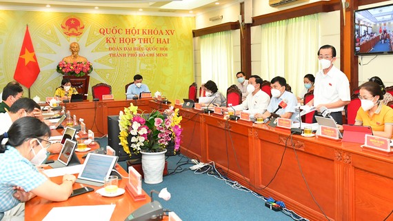 Đoàn ĐBQH TPHCM đề nghị nghiêm cấm làm phiền, quấy nhiễu khách hàng trong kinh doanh bảo hiểm Đoàn đại biểu Quốc hội TPHCM tham gia thảo luận ở tổ về dự án Luật Kinh doanh bảo hiểm (sửa đổi). Ảnh: VIỆT DŨNG