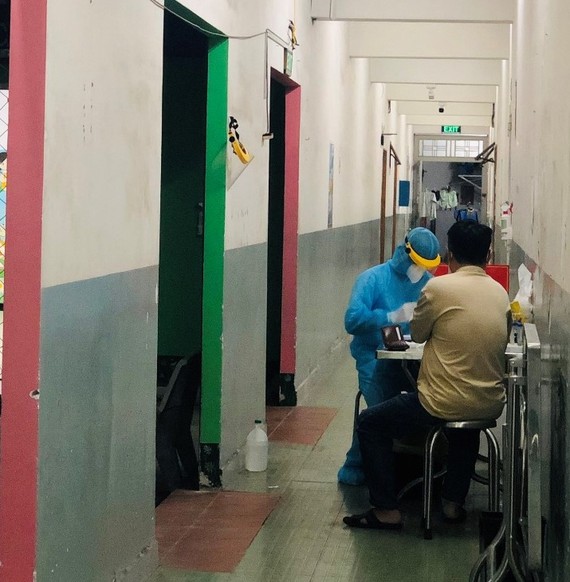 Bệnh nhân Covid-19 đến Bệnh viện Mắt TPHCM và Bệnh viện quận Tân Bình, TPHCM xét nghiệm khẩn gần 1.000 người Trung tâm Y tế quận 4 lấy mẫu xét nghiệm giám sát nhân viên y tế bệnh viện Mắt