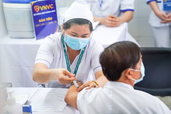 Bệnh viện Bệnh Nhiệt đới tổ chức tiêm vaccine Covid-19 cho nhân viên chống dịch